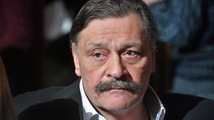 Бежавший из России актёр Дмитрий Назаров из Парижа угрожает русским