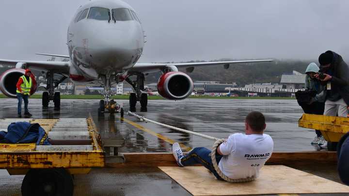 В аэропорту Сочи спортсмен вручную отбуксировал самолёт за 42 секунды