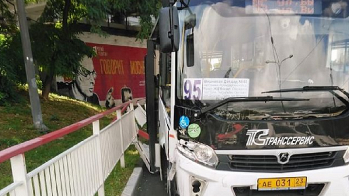 В центре Сочи автобус с пассажирами протаранил ограждение