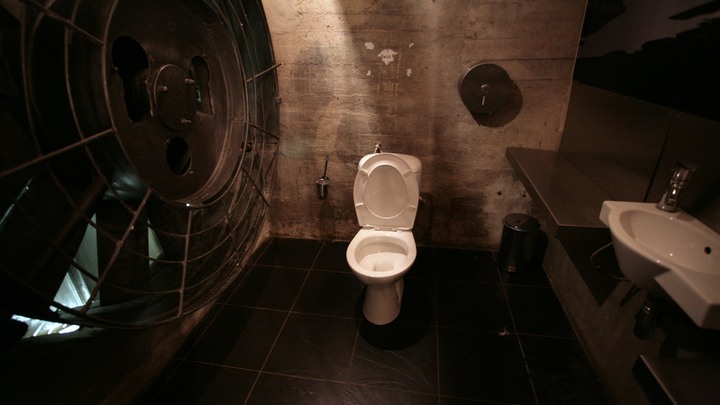 В Петербурге отметили Всемирный день туалета роликом в стиле Игры в кальмара