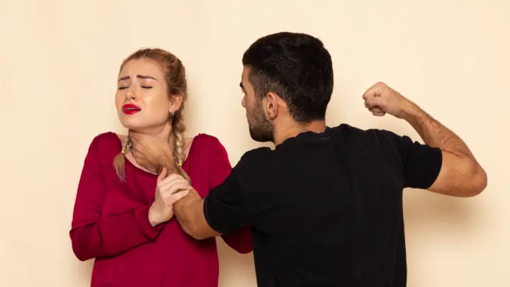 А что ты такая блатная?: в центре Челябинска кавалер ударил девушку головой