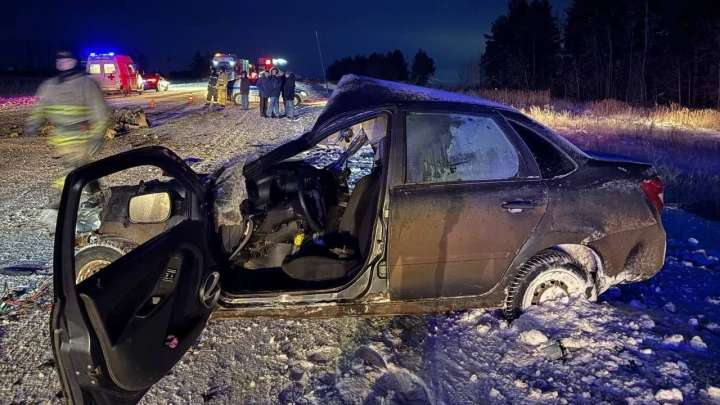Есть видео, как в Удмуртии автомобили с людьми разбились в жестком ДТП