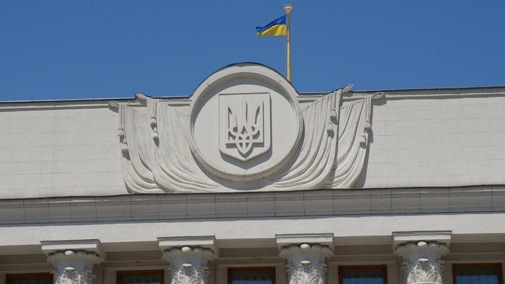 «Обязан указать свои доходы»: Власти Украины нацелились на «заграничные» заработки граждан