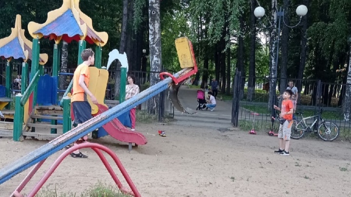В Центральном парке Владимира демонтировали старую детскую площадку