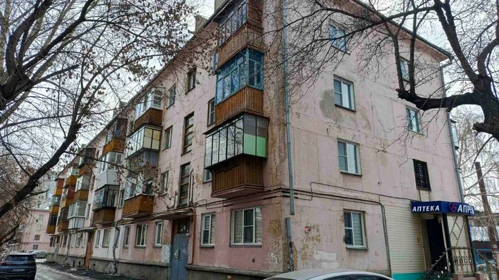 Как снег на голову: в Челябинске с крыши дома на мужчину упала ледяная глыба
