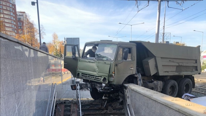 Доброе утро: В Самаре КАМАЗ пробил ограждение и влетел в подземный переход