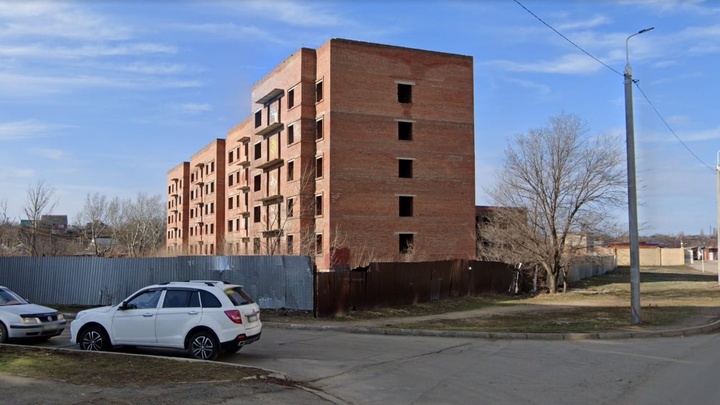 В Армавире сносят заброшенное пятиэтажное общежитие