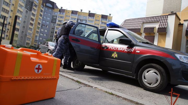 Челябинец в подъезде напал на врача скорой, приехавшей на вызов