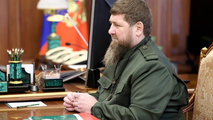 Кадыров пришел к Путину с электронным счетчиком молитв на пальце
