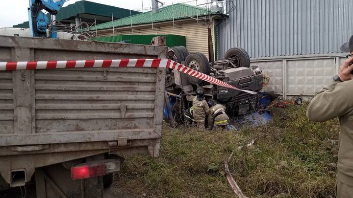 Водитель грузовика на полном ходу въехал в здание в Челябинской области.