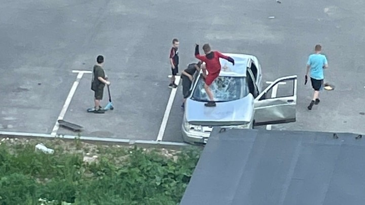 Ивановская полиция нашла подростков, которые разнесли на парковке чужую машину