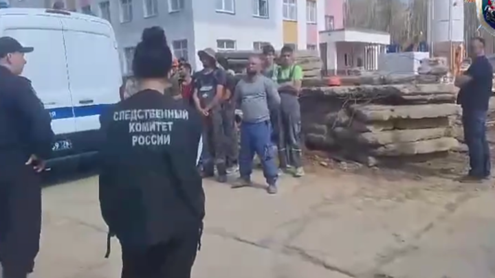 На стройке детсада в Петербурге, где произошел мощный пожар, нашли нелегалов