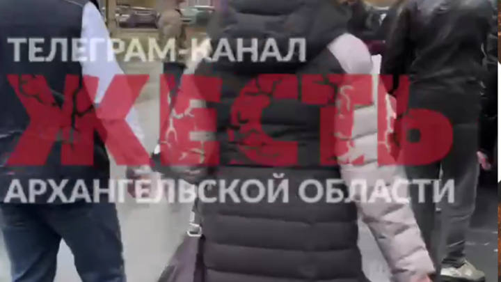 В Архангельске солевой мужчина взял в заложники женщину в автобусе