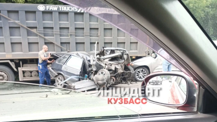 Видео с места ДТП с грузовиком и 26 легковушками в Кемерове появилось в соцсетях