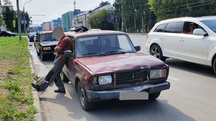 В Иванове женщину зажало между двумя машинами
