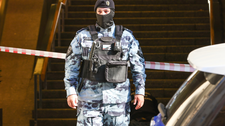 В Екатеринбурге в деловой центр ворвались вооруженные люди в масках