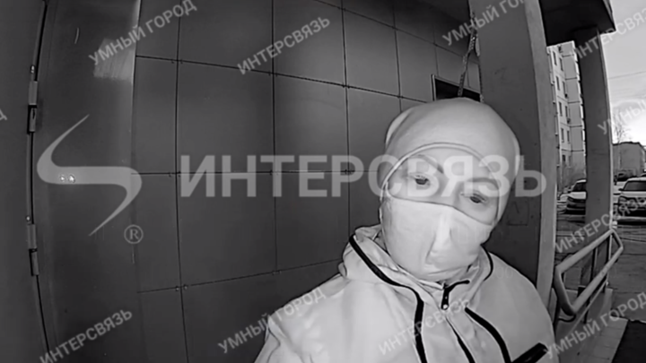 В Челябинске на Северо-Западе полиция задержала женщину в балаклаве и камуфляжной форме
