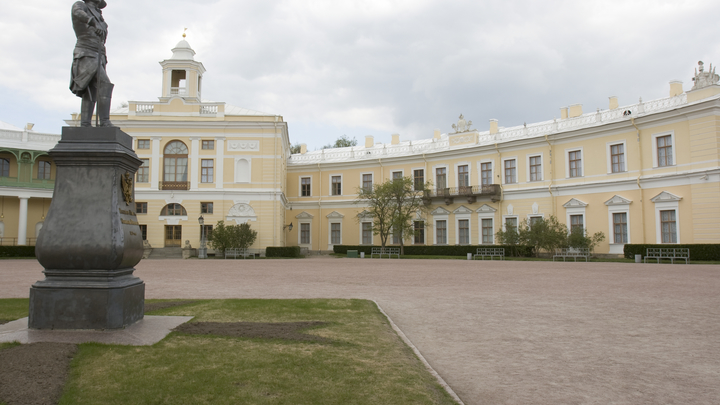 Поднялся чёрный дым: в Павловском парке загорелся дворец