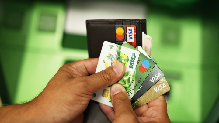 Мошенники реально пополняют ваши счета. Зачем они это делают