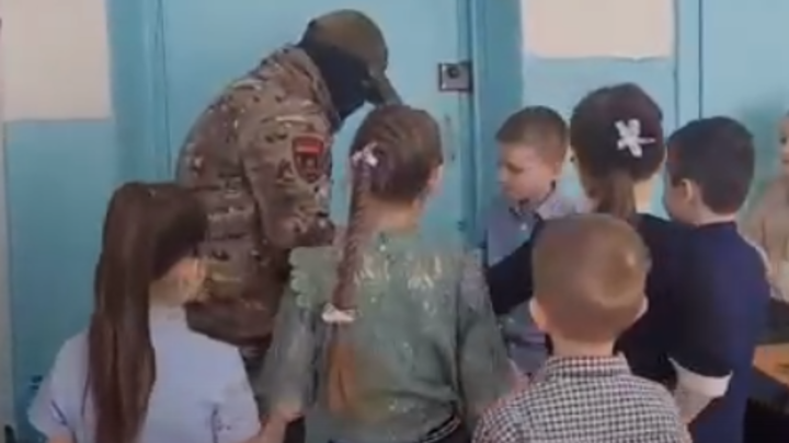 Боец отыскал в Новосибирской области школьника, написавшего ему письмо в зону СВО