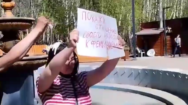 В челябинском парке девушке вылили клей на голову