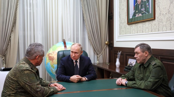 Путин посетил штаб Южного военного округа