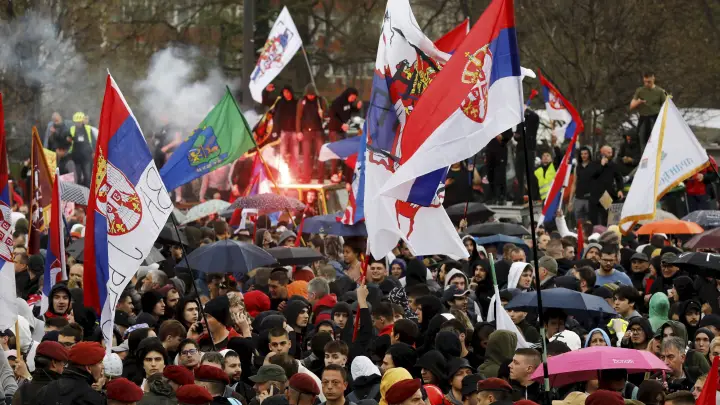 В Сербии на митинге протестующего заставили убрать флаг Украины