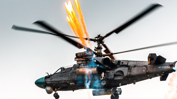 Минобороны показало, как русский вертолёт Ка-52 стирает в пыль бронемашину ВСУ