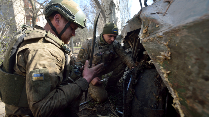 В Сети появились кадры, как боевики ВСУ патрулируют подконтрольную им часть Бахмута