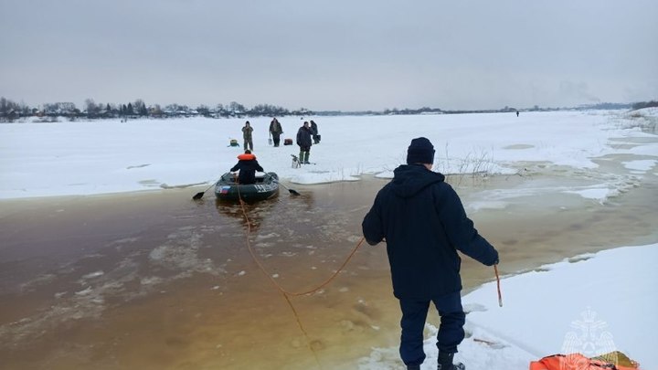 В Балахнинском районе со льда Волги спасли 13 рыбаков, отрезанных водой