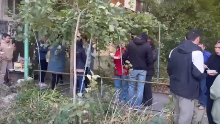 Жители Ростова-на-Дону несут еду жильцам, отрезанного от коммуникаций дома в Кривошлыковском