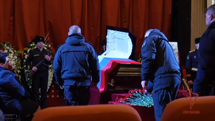 В Архангельске простились с росгвардейцем, погибшим при задержании члена шаманинской ОПГ