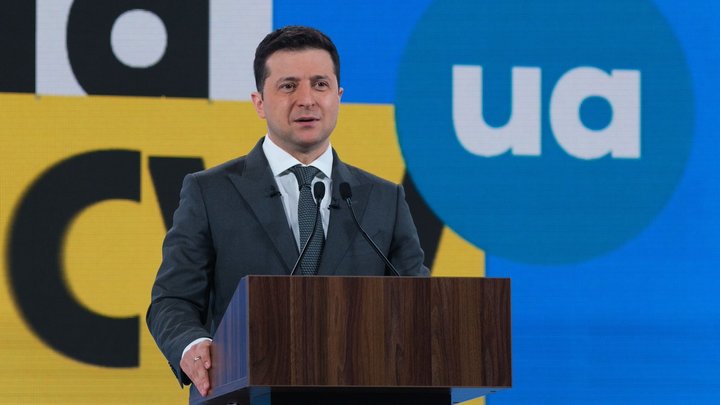 Зеленский отчитался перед американскими кураторами, едва приехав в Донбасс