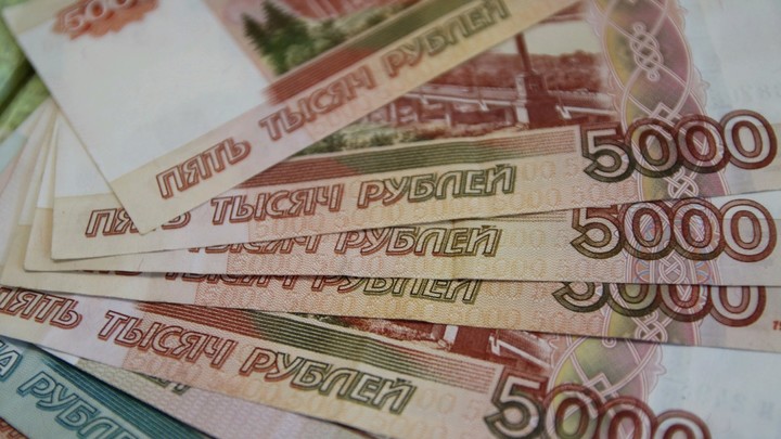 В Москве аферист убедил пенсионерку выбросить пакет с деньгами для поимки вымышленного преступника