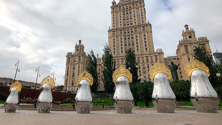 Матрёшки, лабиринт и Луна: Зеркальные инсталляции в Москве
