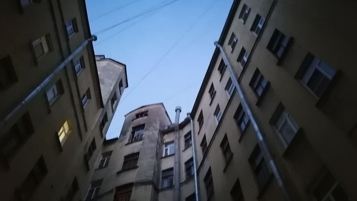 Коммунальщиков в трёх районах Петербурга накажут за плохое состояние домов
