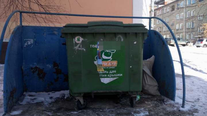Мусорный бак налетел на автомобиль в Новокузнецке и серьезно повредил его