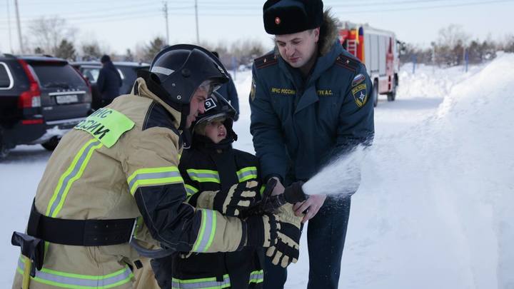 В Челябинске солнечного ребёнка посвятили в пожарные