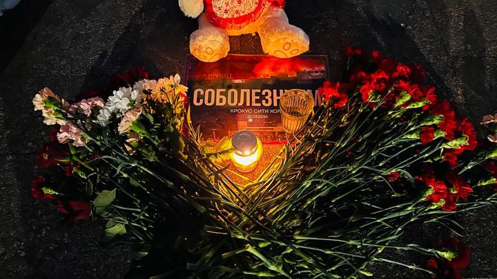 В Архангельске на площади Мира зажгли свечи в память о погибших в “Крокусе”