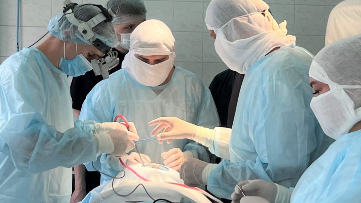 Хирурги из Кузбасса провели операцию на позвоночнике через рот пациента