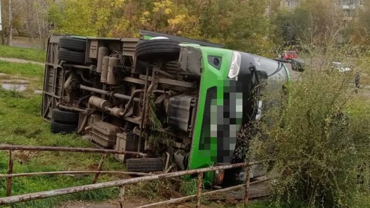 В Иркутске перевернулся пассажирский автобус с людьми