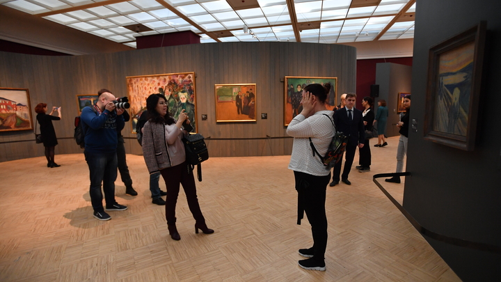 Испорченную в Екатеринбурге картину Анны Лепорской отреставрировали и выставили в Москве