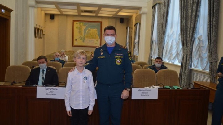 В Волгодонске наградили медалью МЧС 11-летнего школьника, спасшего маленькую сестру во время пожара