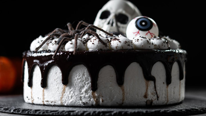 Главное, Саня, перцем не стареть: Прикол с праздничным тортом закончился угрозами. Пекарю пообещали расправу над всей семьёй