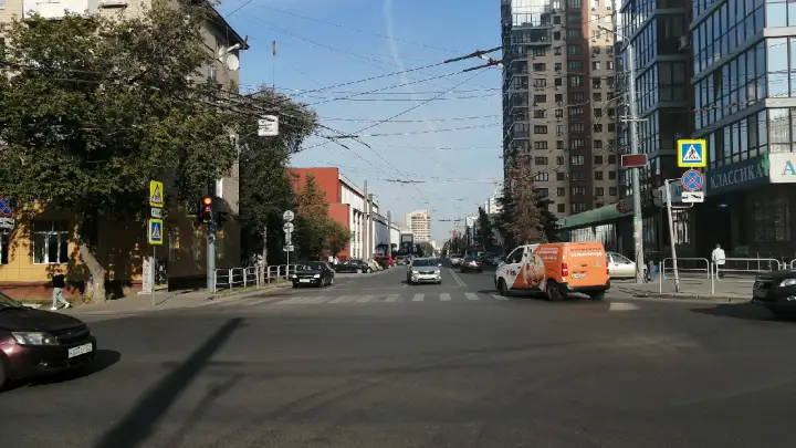 Второй раз за неделю: в центре Челябинска провалился асфальт под машиной