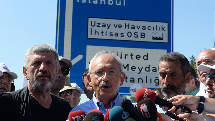 Главный турецкий оппозиционер попал в ДТП с семью машинами. Есть пострадавшие