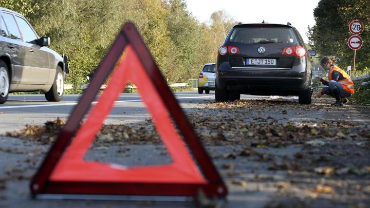 Автомобиль Волга перевернулся на крышу, столкнувшись с иномаркой в Новосибирске