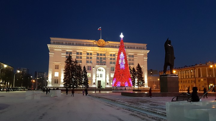 В Кемерове на площади Советов установили круглосуточную хоккейную коробку