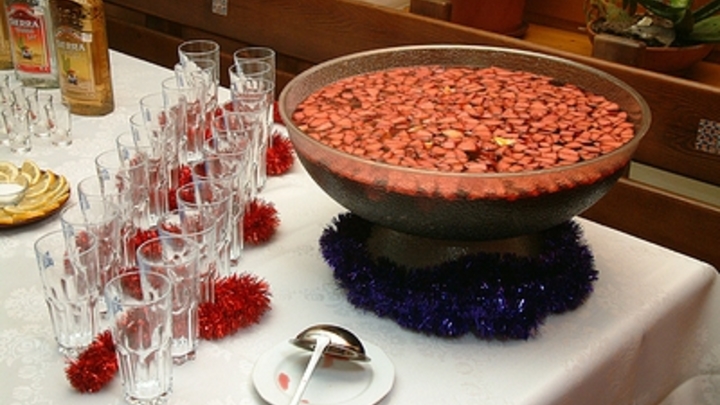 В Курганской области запретили новогодние корпоративы, но разрешили работать общепиту