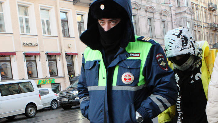 Всем двором: в Санкт-Петербурге прохожие спасли от хулигана инспектора ДПС